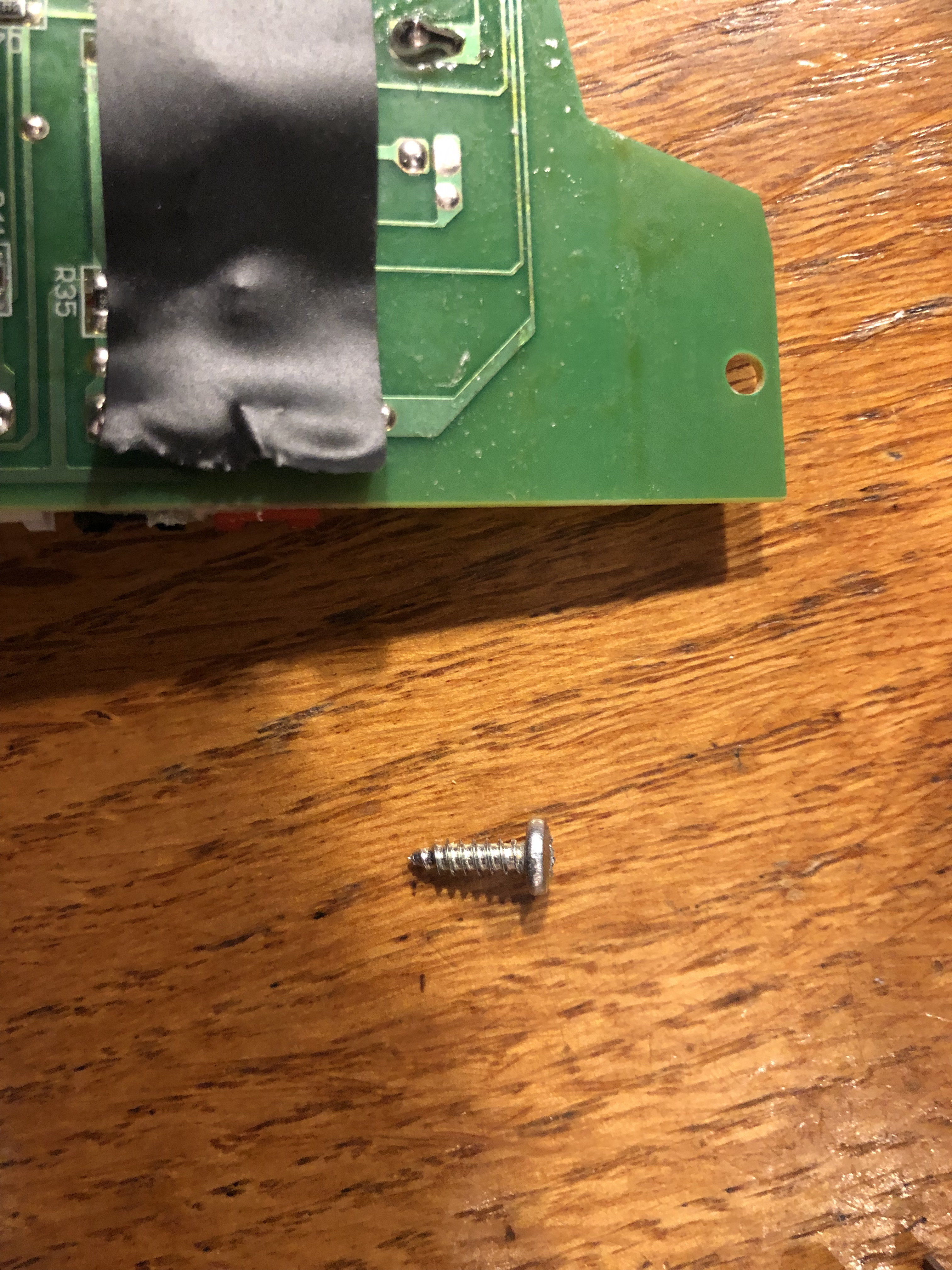 The board uses these screws round-headed self-tapping screw